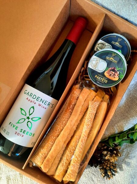 Gift set with gourmet pate and cheese bread sticks