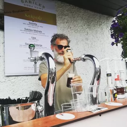 "Bottomless" bar
